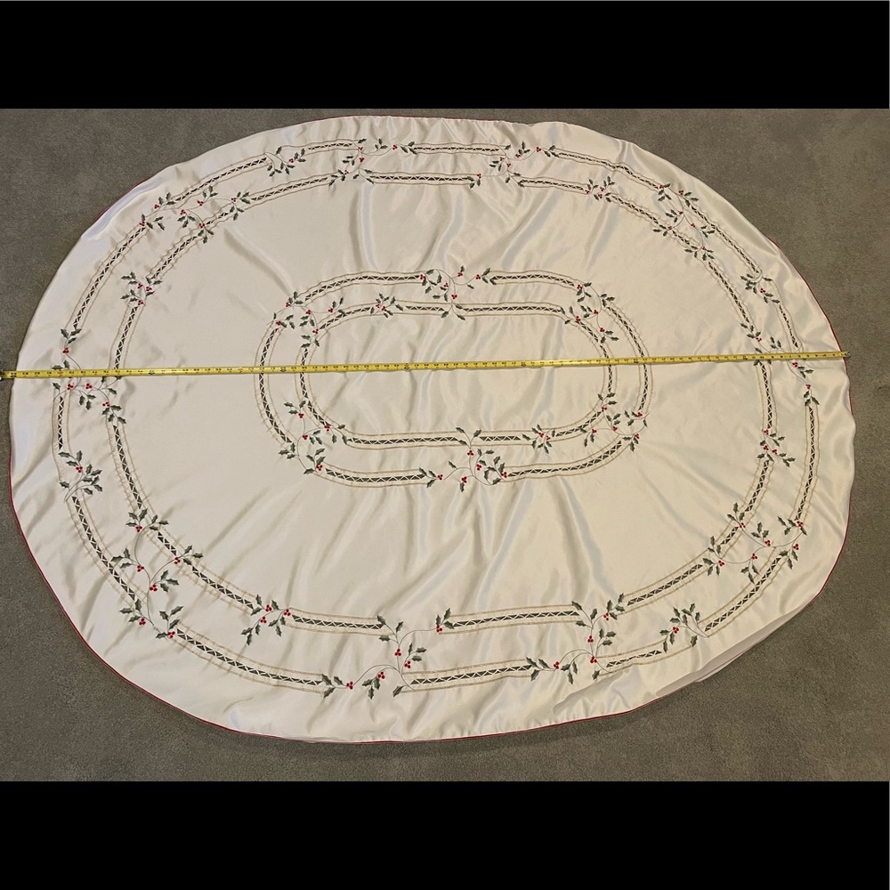 Holiday tablecloth 84x68 oval and 12 matching napkins